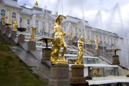 les fontaines du palais de Péterhov en marche
