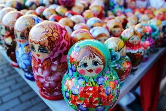 des matriochkas colorées symbole culture russe