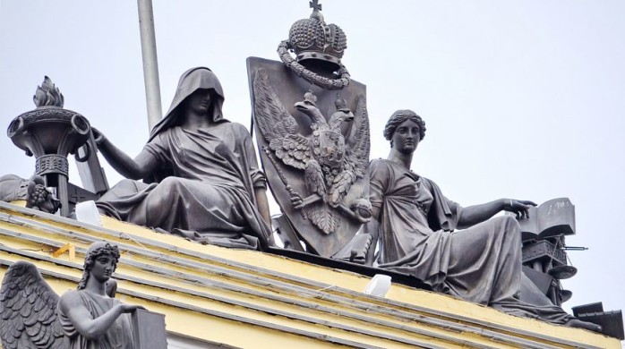 Honneur et Justice sur les bâtiments du Senat et du Synode