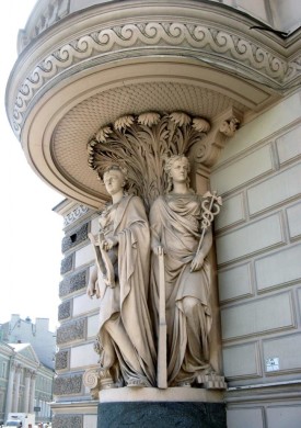 Muses près de la façade du palais de Dmitri Cantemir
