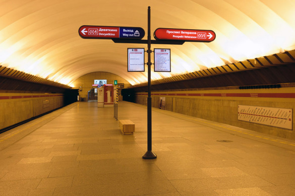 Enseignes de navigation traduites dans les stations de métro