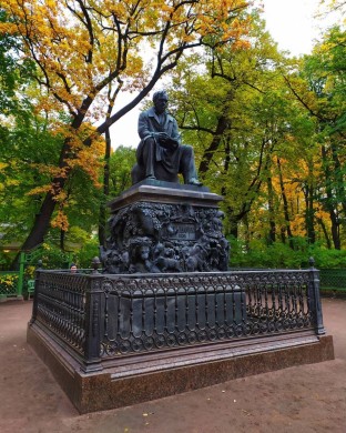 Monument à Ivan Krilov au Jardin d'Eté