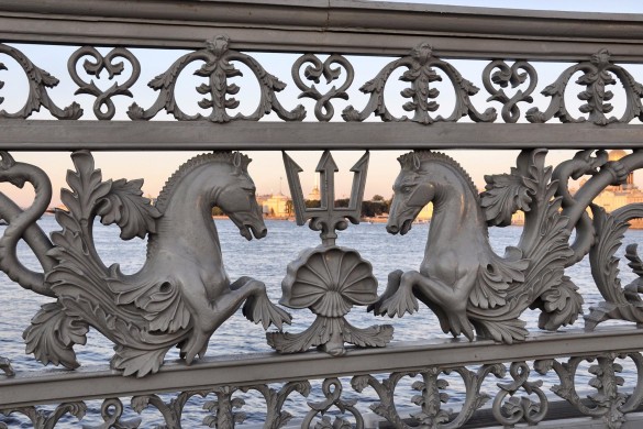 Décoration du pont de la Trinité à Saint-Pétersbourg