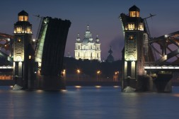 Ouverture du Pont de la Trinité sur Smolny