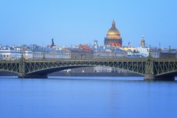 Vue sur la ville par le pont Troïtsky