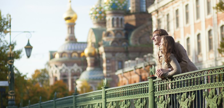 Couple sur les quais de Saint-Pétersbourg devant la cathédrale Saint Sauveur