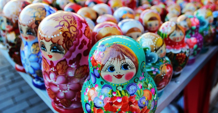 des matriochkas colorées symbole culture russe