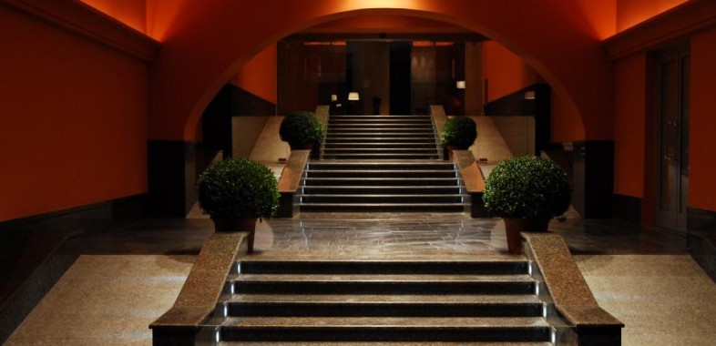 escalier à l'entrée du restaurants atypiques "dans le noir" à saint petersbourg
